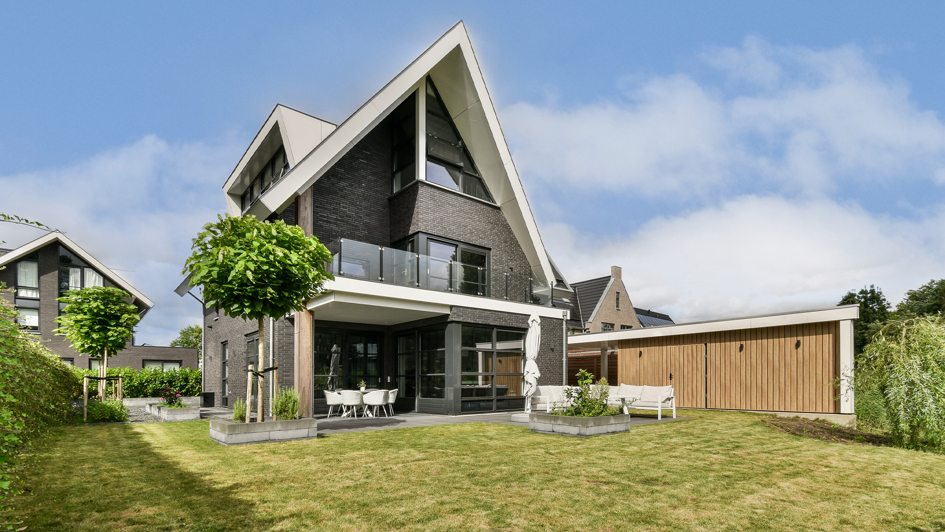 ULTRA HOUSE DESIGNS